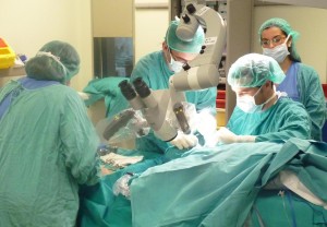 Especialistas del Hospital de Ciudad Real  realizando el implante coclear